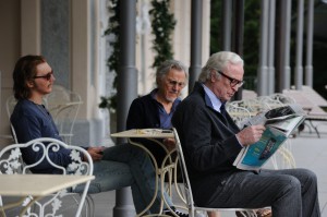 Jimmy Tree (Paul Dano), Mick Boyle (Harvey Keitel) und Fred Ballinger (Michael Caine) im Garten des Hotels