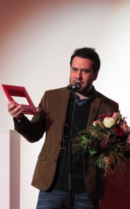 Der Grand Newcomer Award geht an Celso García für "The Thin Yellow Line"   