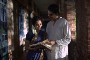 Ramanujan (Dev Patel) mit seiner Frau Janaki (Devika Bhisé)