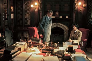 G. H. Hardy (Jeremey Irons) und Srinavasa Ramanujan (Dev Patel)