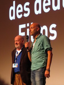 Regisser Andreas Kleinert (r) vor der Aufführung seines Films "Sag mir nichts" beim FddF