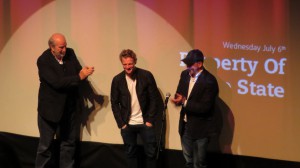 Der Produzent Terence Ryan (l), Hauptdarsteller Patrick Gibson (m), Regisseur Kit Ryan (r).