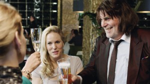 Steph (Lucy Russell) und Toni Erdmann (Peter Simonischek) in der Bar