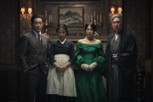 Stilvolle Täuschung: Graf Fujiwara (Ha Jung-woo), Dienstmädchen Sookee (Kim Tae -ri), Lady Hideko (Kim Min-hee) und ihr Onkel Kouzuki (Cho Jin-woong) im Korea der 30er Jahre.