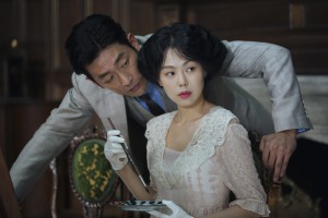 Der Graf (Ha Jung-woo) versteht es, Frauen zu umwerben. Doch Lady Hideko (Kim Min-hee) scheint für seine Künste wenig empfänglich.