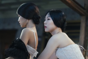 Verborgene Zuneigung: Sookee (Kim Tae-ri) und Lady Hideko (Kim Min-hee) kommen sich näher.