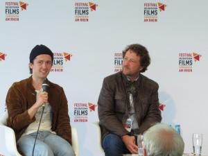 Schauspieler David Hugo Schmitz und Regisseur Matthias Kutschmann bei der Diskussion über ihren Film "Radio Heimat"