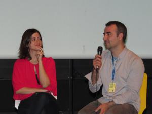 Regisseurin Shevaun Mizrahi (l) und Produzent Deniz Buga (r) reden über ihren Film "Distant Constellation" 