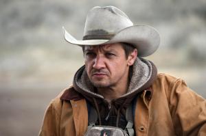 Jäger, Fallensteller und Fährtenleser im verschneiten und eisigen Indianer-Reservat "Wind River": Cory Lambert (Jeremy Renner).