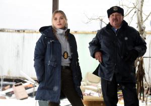 Agentin Jane Banner (Elizabeth Olsen) und Ben (Graham Greene) bei der Aufklärung des Falls.