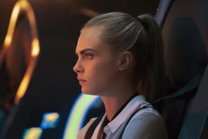 Laureline (Cara Delevingne) ist auch am Steuer unschlagbar. 