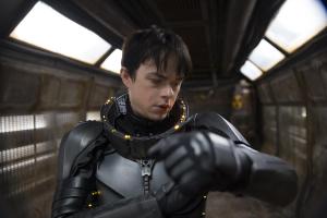 Valerian (Dane DeHaan) lokalisiert seine Koordinaten.