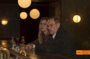 Wolfgang Amslgruber Claire (Hannah Hoekstra) und Arthur (Josef Hader) in einer Bar in Amsterdam 