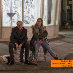 Wolfgang Amslgruber Arthur (Josef Hader) und Claire (Hannah Hoekstra) warten auf den Bus 