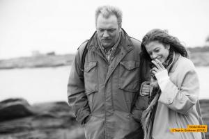 Der Fotograf Robert Lebeck (Charly Hübner) besucht Romy Schneider (Marie Bäumer) in dem französischen Kurort Quiberon 