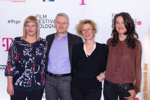 Crew zum Film "Unser Kind" mit der Regisseurin Nana Neul (2.v.r.) und der Produzentin Bettina Brokemper (l.)