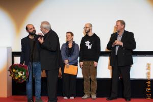 Michael Kötz erklärt dem verblüffen Ali Mosaffa das sein Film "Orange Days" auch den Preis der FIPRESCI-Jury (die drei rechts) erhalten hat. 
