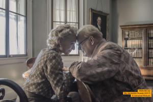 Kristin Scott Thomas und Gary Oldman als Clementine und Winston Churchill in Die Dunkelste Stunde