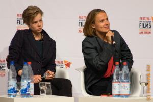 Die Regisseurin Isa Prahl (r) beim Talk nach ihrem Film "1000 Arten Regen zu beschreiben", zusammen mit der Hauptdarstellerin Emma Bading