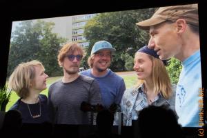 Eine Videobotschaft des Regisseurs Dietrich Brüggemann (rechts) für das Festival des deutschen Film in Ludwigshafen 2018.