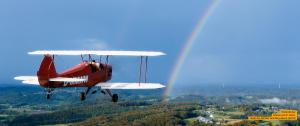 Schorschs Doppeldecker fliegt in einen Regenbogen 