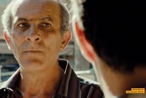 Yasser (Kamel EL Basha) spricht mit Toni