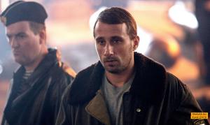 Mikhail (MATTHIAS SCHOENAERTS) auf dem Weg zur Arbeit