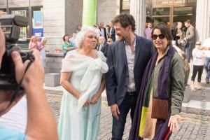 Tyne Daly (l), gut bekannt als Lacey aus der Krimiserie Cagney & Lacey und Sandrine Dumas (r), die Regisseurin des Eröffnungsfilms "Sing Me Back Home" ("On Ment Toujours Á Ceux Qu’on Aime")vor dem Town Hall Theater in Galway.