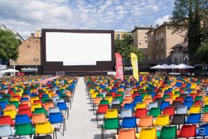 Der Platz für die Open Air Filme, tagsüber.