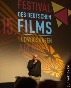 Michael Kötz bei seiner Lieblingsbeschäftigung, der Ankündigung eines Films bei seinem Festival des deutschen Film. In Ludwigshafen am Rhein, auf der Parkinsel