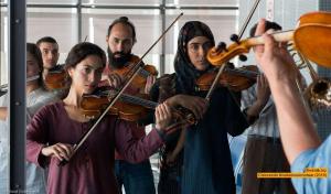 Darsteller Sabrina Amali (LAYLA), Tala Al-Deen (SADIN) und Hassan Bakri, Schlussszene am Flughafen.