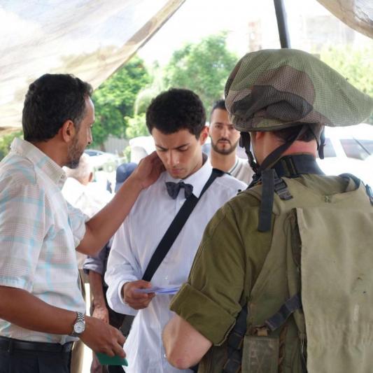 Darsteller Mehdi Meskar (OMAR), der junge Palästinenser hat auf dem Weg zum Vorspiel Schwierigkeiten an der Israelischen Sperranlage.