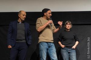 Der Regisseur François-Christophe Marzal (Mitte) erzählt über seinen Film "Tambour battant", mit dem Hauptdarsteller Pierre Mifsud und einer Kamerafrau Séverine Barde.