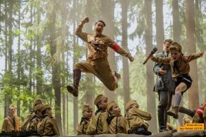 Jojo (Roman Griffin Davis) und sein bester Freund Adolf (Taika Waititi, der auch Regisseur war)