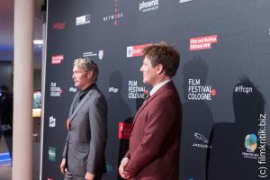 Der Regisseur Thomas Vinterberg (r) und der Schauspieler Mads Mikkelsen (l) beim Filmfestival in Köln.