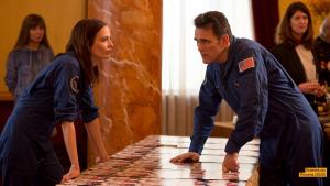 Auf einem anderen Stern: Sarah (Eva Green) hat gelernt, dem Mansplaining ihres männlichen Crew Kollegen Mike (Matt Dillon) etwas entgegenzusetzen.