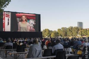 Open Air am hellichten Tag. Das Festival des deutschen Films macht's möglich.Und mit Kopfhörer, damit die Nachbarn und andere Besucher nicht gestört werden.