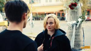 Maxi (Luna Wedler) trifft am Ort des Anschlags auf Karl (Jannis Niewöhner)