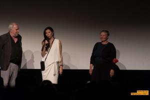 Die Regisseurin Franziska Stünkel (am Mikro), und Bettina Wente (Produktion) (rechts). Beim Festival des deutschen Films in Ludwigshafen.