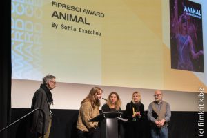 Der Fipresci-Preis geht an Animal von Sofia Exarchou.Am Mikrofon die Schauspielerin Flomaria Papadaki. Die Regisseurin steht rechts daneben.