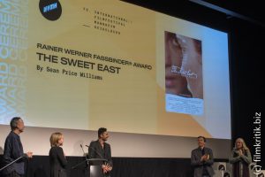 Der Rainer Werner Fassbinder Award geht an den Drehbuchautor Nick Pinkerton von The Sweet East für das beste Drehbuch.