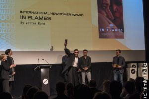 Der Hauptpreis, der International Newcomer Award, geht an den pakistanischen Film In Flames von Zarrar Kahn.