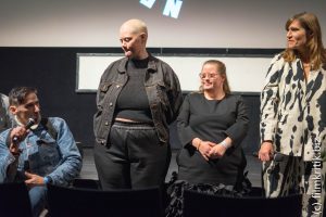 Vom Film Touched kamen die Hauptdarsteller Stavros Zafeiris (l) und Ísold Halldórudóttir (2.v.l.), sowie die Regisseurin Claudia Rorarius (r) und viele vom Team nach Heidelberg.