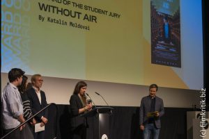 Der Preis der Studentenjury ging an Without Air von Katalin Moldovai.Entgegengenommen von der Drehbuchautorin Zita Palóczi.