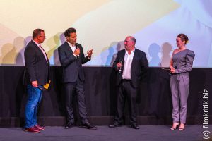 ...von dem Regisseur Jason Buxton (2.vl.) und dem Produzenten Paul Barkin (3.vl.).