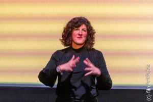 Und einer Simultanübersetzung in Gebärdensprache