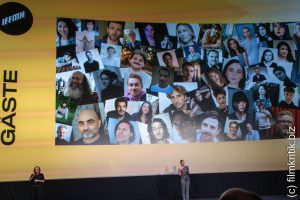 Mit einem Bild der Gäste, die kommen werden.