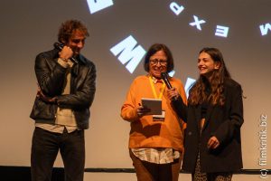 Aus dem Film Le royaume waren die Schauspieler Ghjuvanna Benedetti (r) und Andréa Cossu (l) in Mannheim.In der Mitte die Übersetzerin.