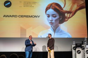 Die Preisverleihung des Internationalen Filmfestivals Mannheim Heidelberg 2024Mit dem Festivalleiter Sascha Keilholz (l).