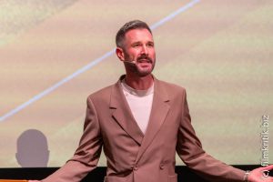 Der Moderator der durch die Veranstaltung führte